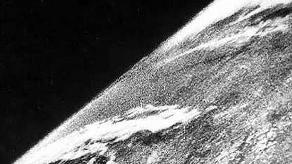 Pegando carona com as tecnologias desenvolvidas no fim da Segunda Guerra Mundial, a primeira fotografia do espaço foi feita por uma câmera acoplada em um míssil, em 1946