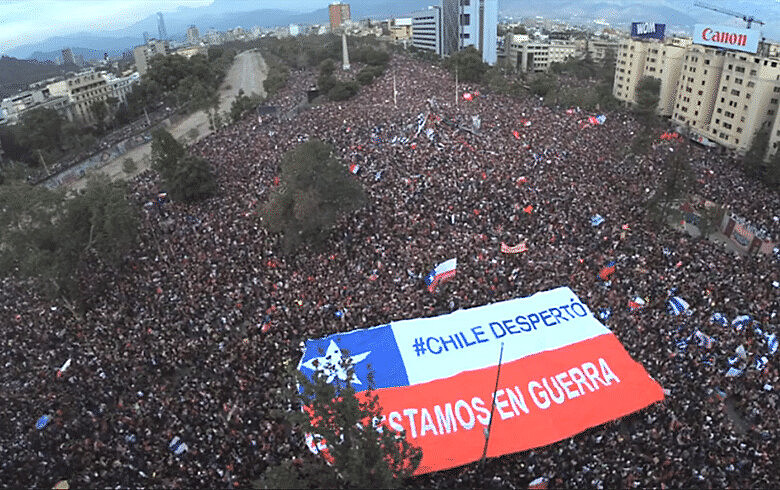 Depois de um pouco mais de um ano de protestos, o Chile foi em massa às ruas neste domingo (25) para decidir se quer ou não uma nova Constituição