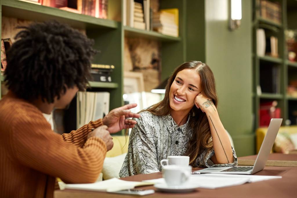 Como manter uma conversa interessante com 4 técnicas