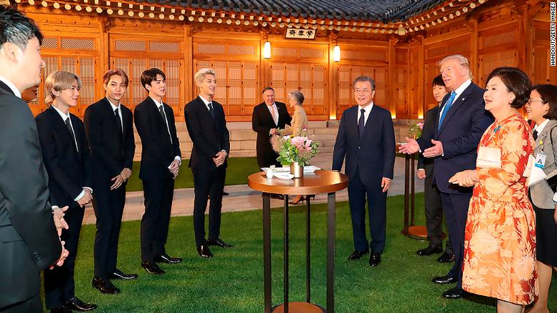 Grupo coreano EXO recebendo o presidente dos EUA, Donald Trump.