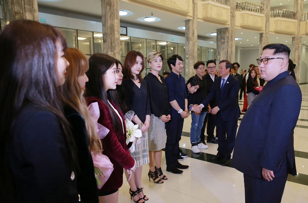 O grupo feminino Red Velvet foi escolhido para acompanhar a visita das autoridades sul-coreanas à Coréia do Norte, em 2018. Na foto, cumprimentam o líder Kim Jong-um.