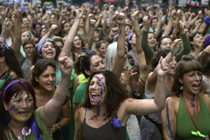 Mulheres argentinas em vigília pela aprovação do aborto legal no país
