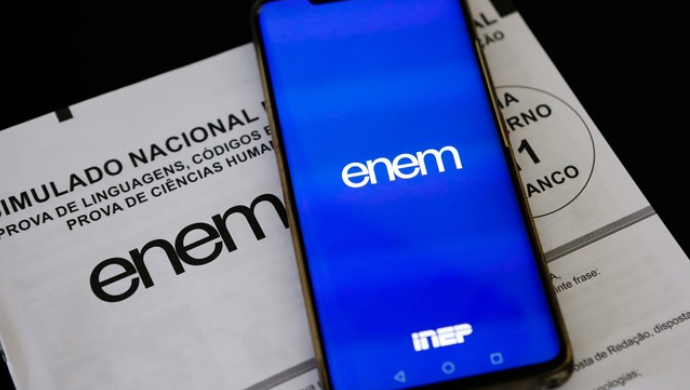 Prova do Enem e um celular com o logo do Enem