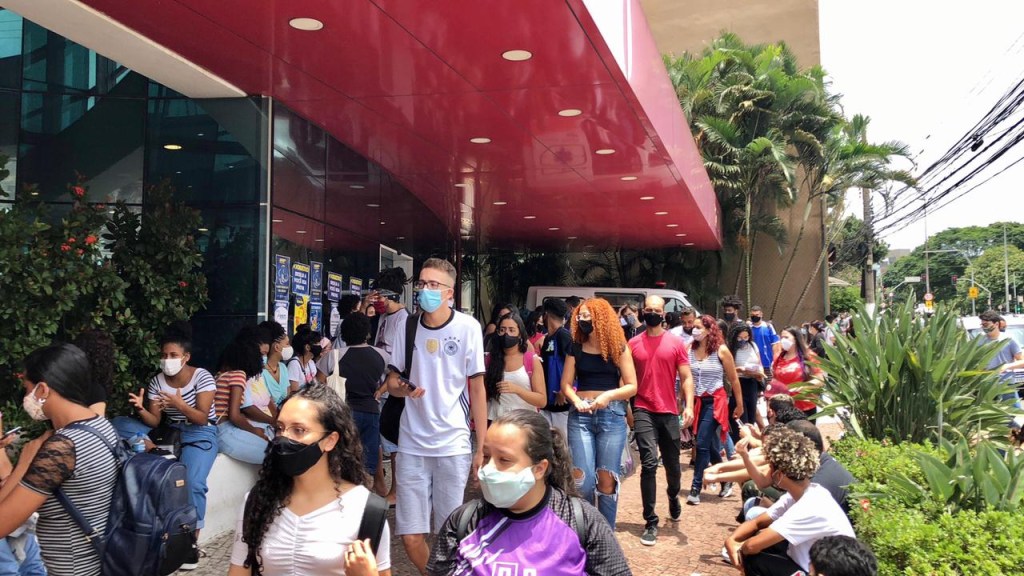 Local de prova em São Paulo tem entrada movimentada no segunda prova do Enem.