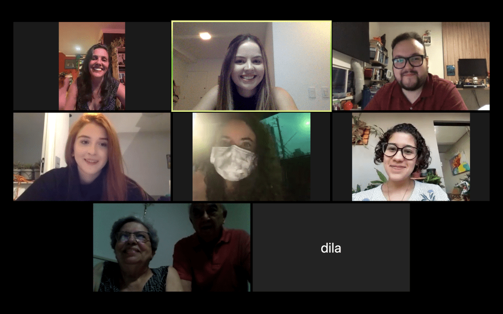 TCC dois cursos ao mesmo tempo Captura de tela de uma ligação por vídeo em grupo. Lívia (ao centro, no topo), em sua apresentação de TCC do curso de RI, em 2020. A cerimônia foi online por causa da pandemia.