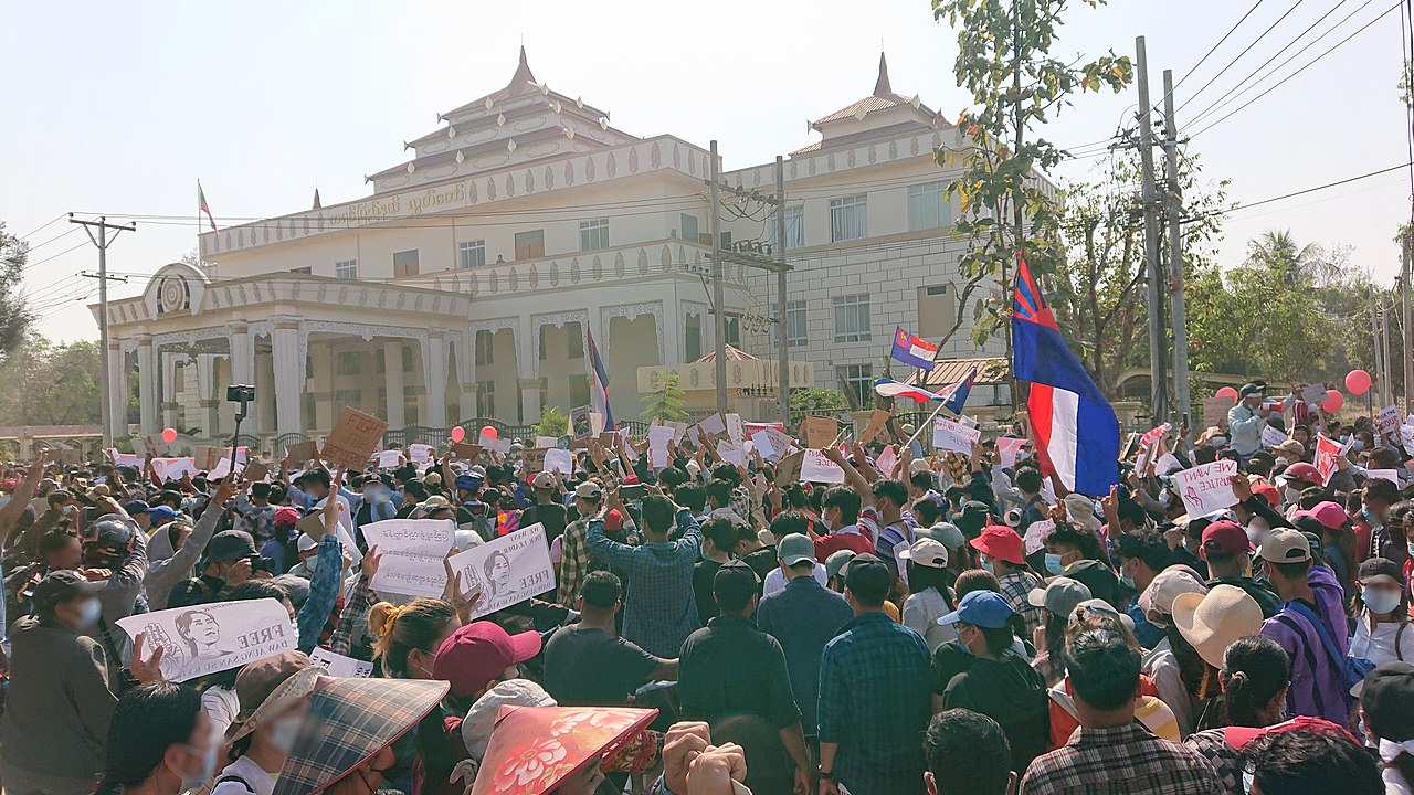 Manifestantes reinvidicam o fim da ditadura em Mianmar