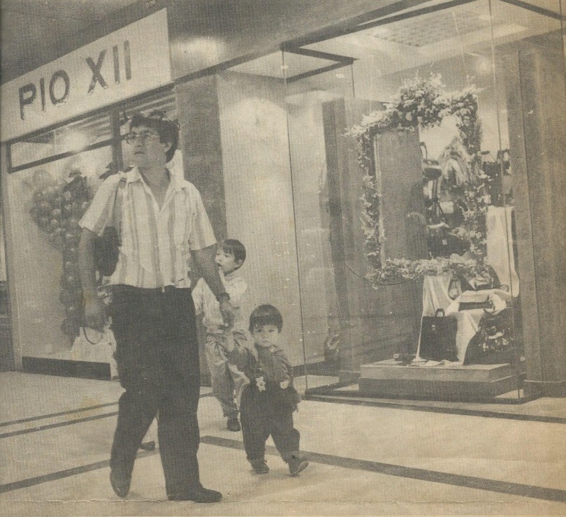 Na foto, o professor colombiano Sebastian Fuentes segura a mão do pai em um passeio pela São Paulo dos anos de 1980.
