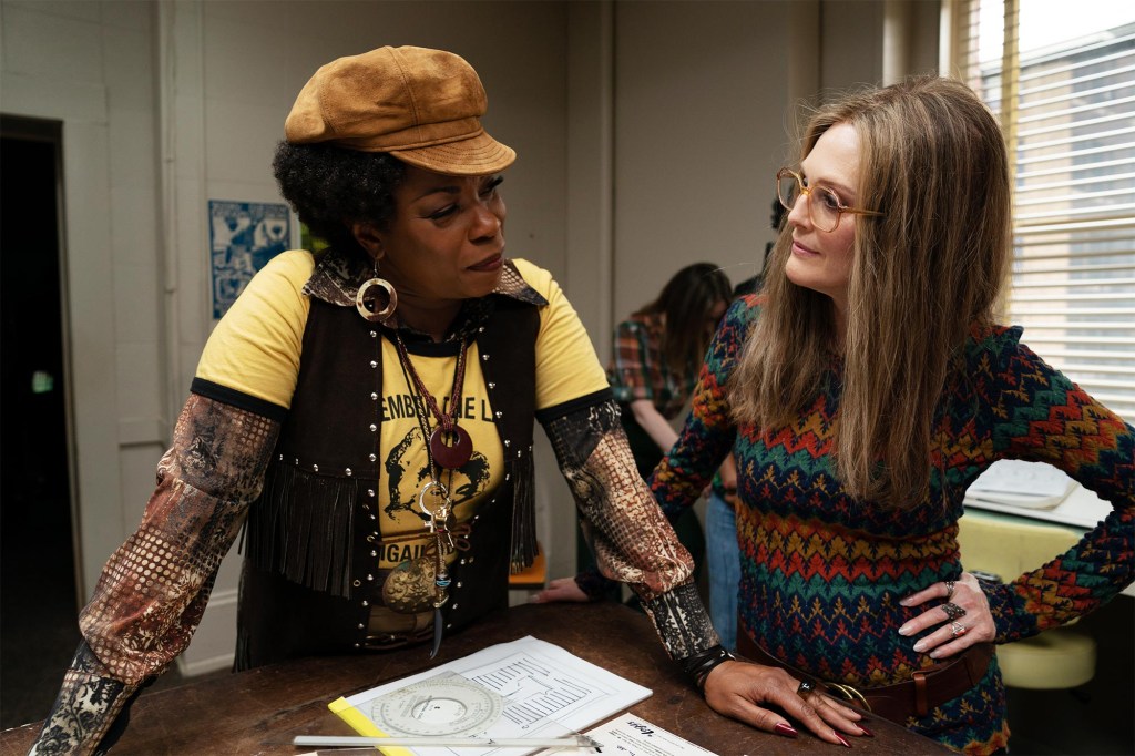 A ativista Flo Kennedy (Lorraine Toussaint) ao lado de Gloria Steinem (Julianne Moore), em cena do filme The Glorias.