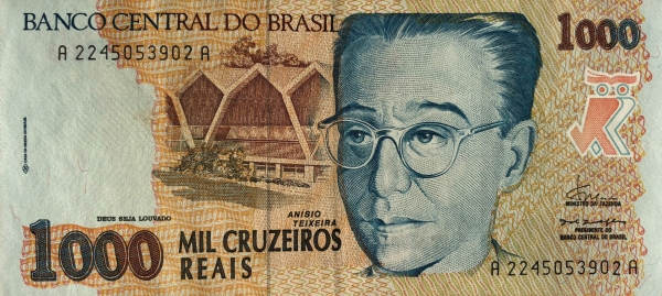 Em 1993, o presidente Itamar Franco criou o cruzeiro real para tentar controlar as altas taxas de inflação. Anísio Teixeira foi homenageado em uma das notas pelo seu trabalho na educação