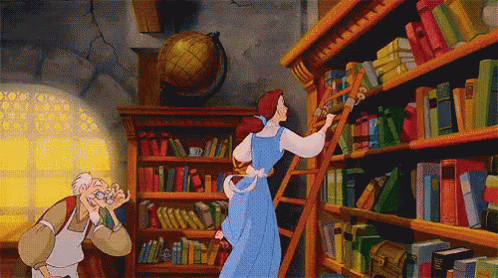 Bela desliza na escada de uma estante de livros