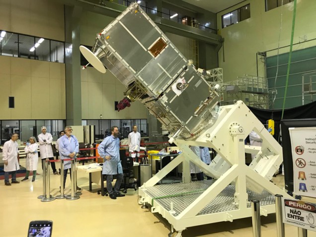 O satélite ainda em construção, no centro de pesquisa do Inpe em São José dos Campos