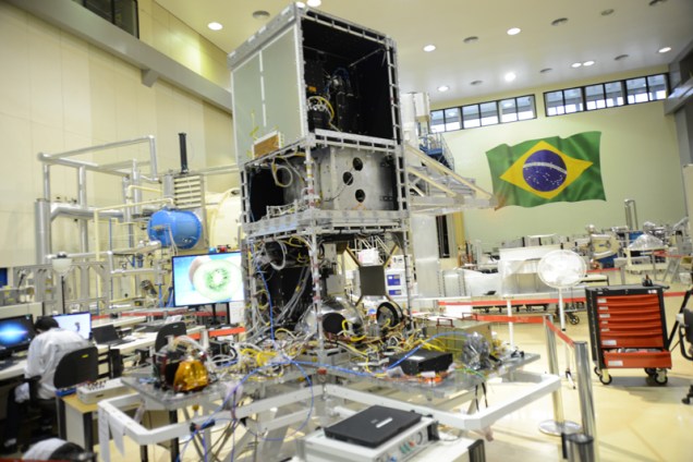 O satélite ainda em construção, no centro de pesquisa do Inpe em São José dos Campos