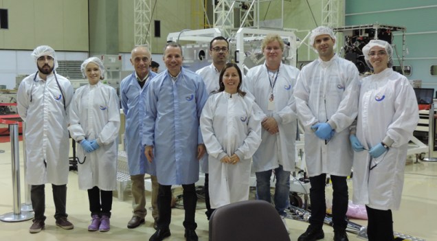 A equipe responsável pelo trabalho de desenvolvimento do satélite