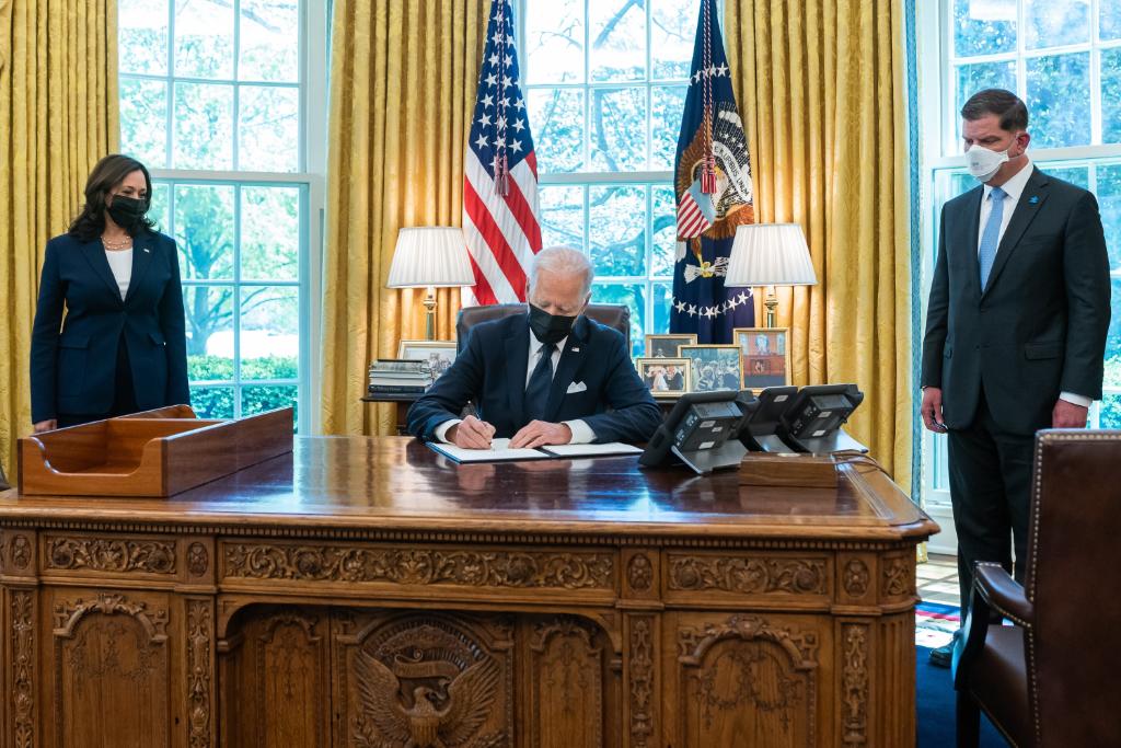 O presidente americano Joe Biden assina documento na Casa Branca