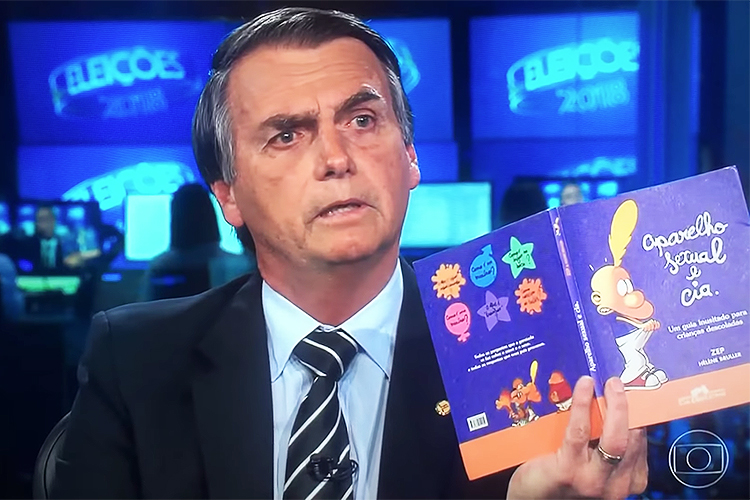 Jair Bolsonaro segura um livro