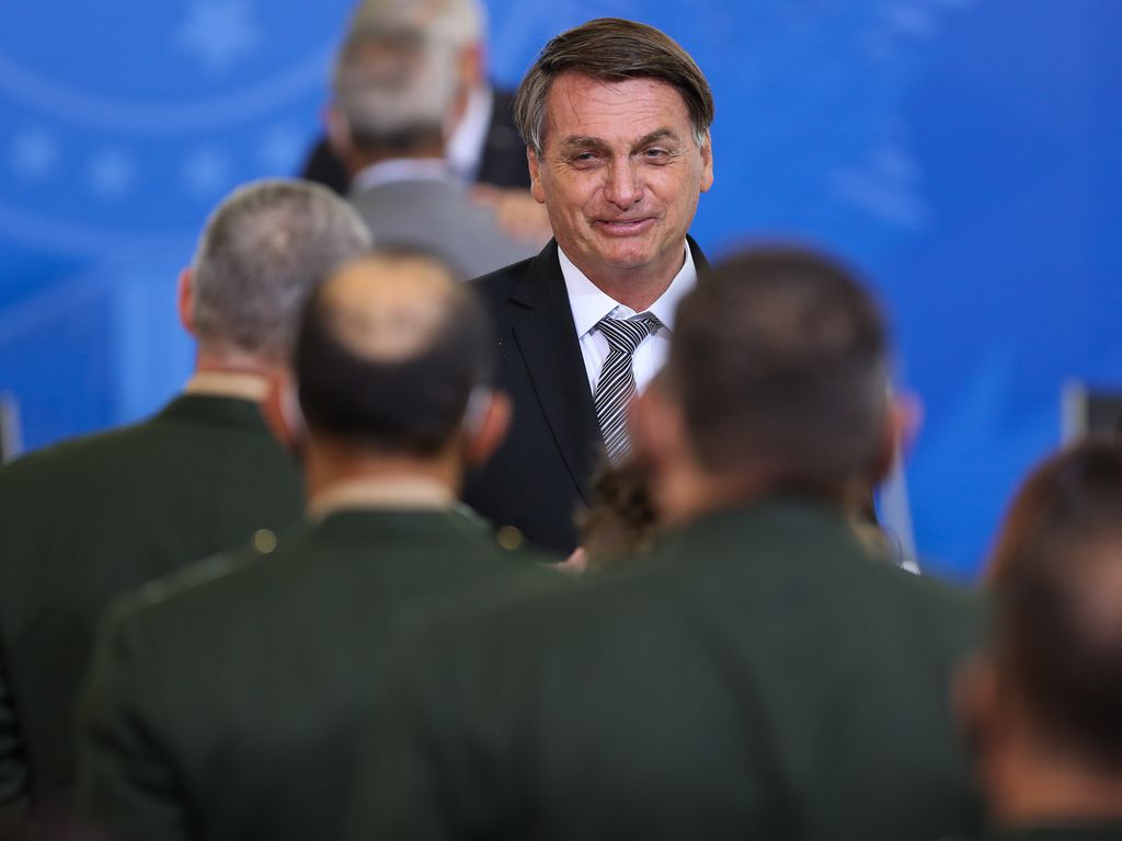 Jair Bolsonaro olha para os generais promovidos em cerimônia oficial