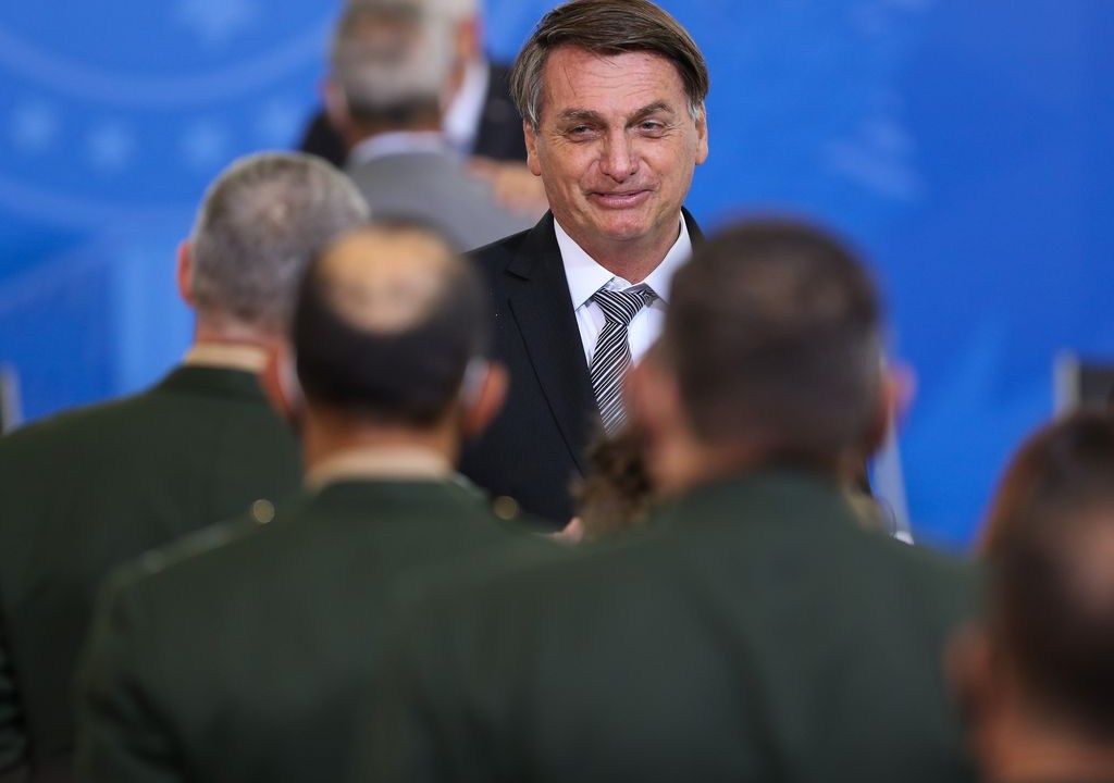 Jair Bolsonaro olha para os generais promovidos em cerimônia oficial