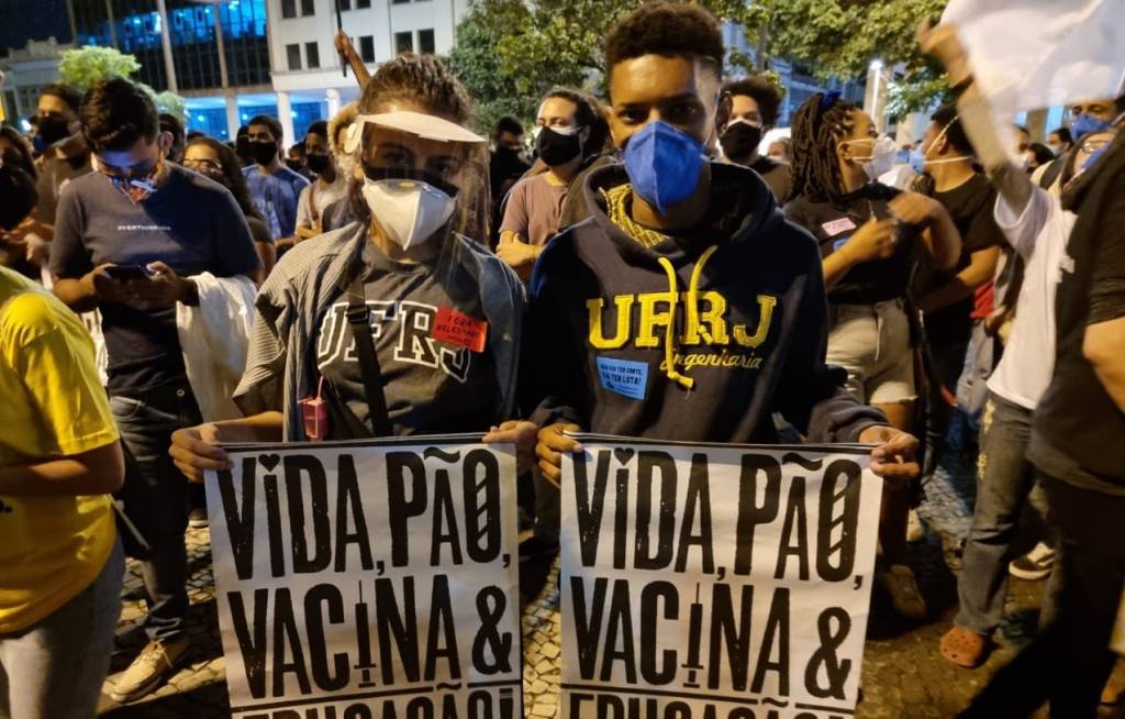 Estudantes protestam contra os cortes no orçamento da UFRJ