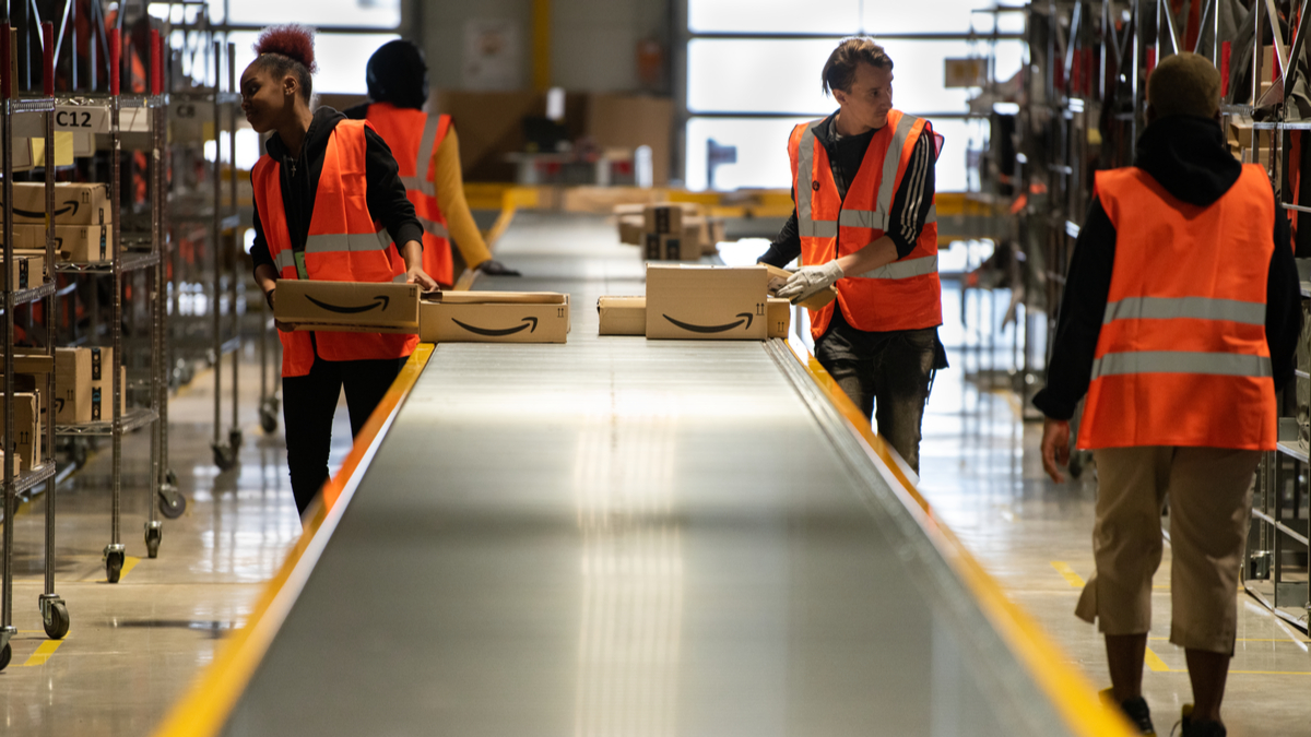 Funcionários trabalham em armazém da Amazon Funcionários trabalham em um armazém da Amazon