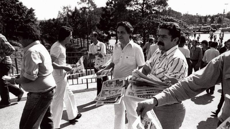 Lula e FHC fizeram panfletagem juntos em frente a sindicatos no ABC paulista em 1978