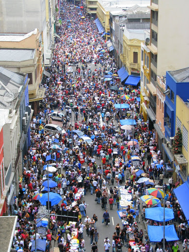 Tráfego de consumidores e camelôs na Rua 25 de Março, em São Paulo