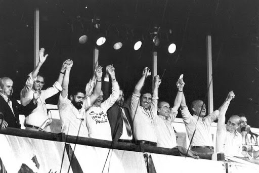Tancredo Neves, Luiz Inácio Lula da Silva, Ulysses Guimarães, Franco Montoro, Leonel Brizola e Fernando Henrique Cardoso entre outros em comício durante campanha das Diretas Já Tancredo Neves, Luiz Inácio Lula da Silva, Ulysses Guimarães, Franco Montoro, Leonel Brizola e Fernando Henrique Cardoso entre outros em comício durante campanha das Diretas Já