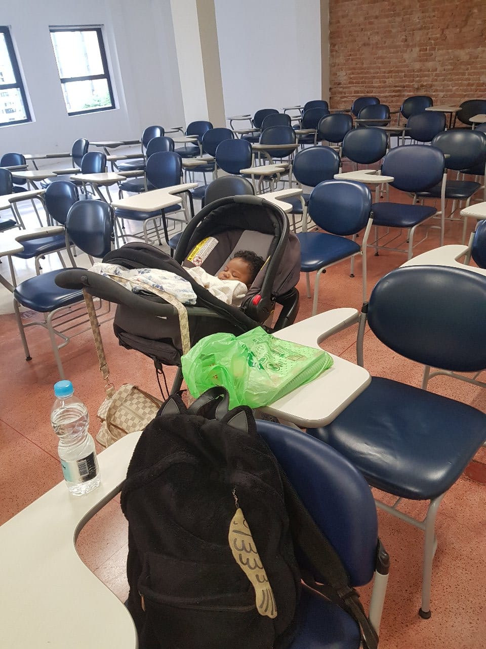 Carrinho de bebê dentro de uma sala de aula