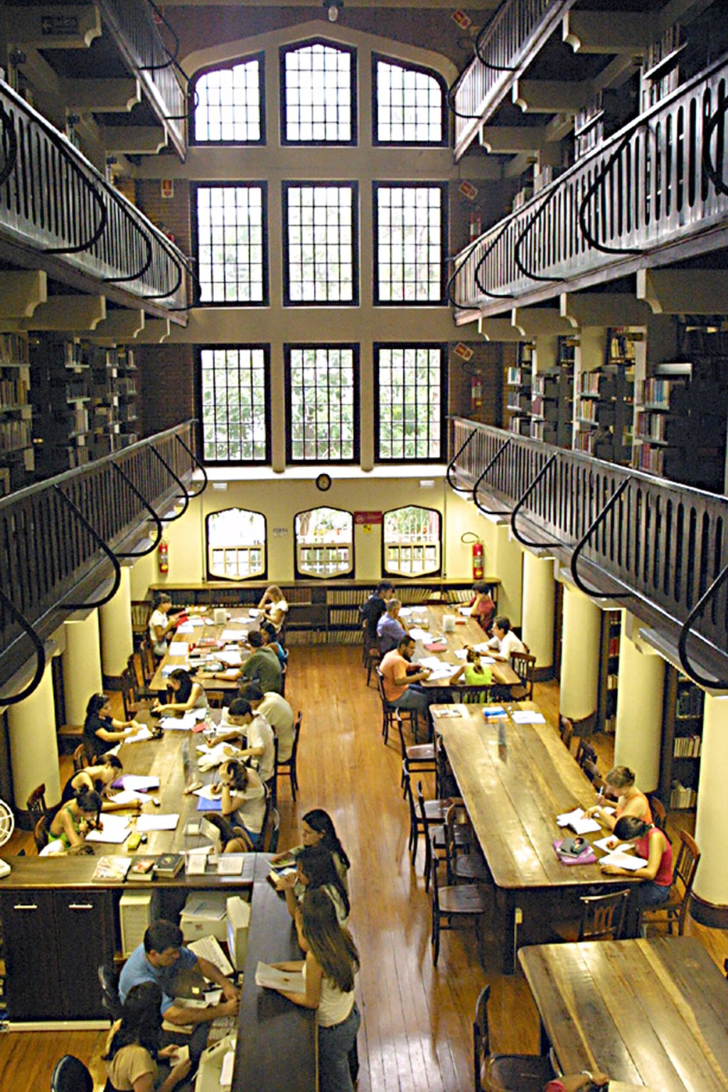Interior de uma biblioteca antiga da Universidade Presbiteriana Mackenzie