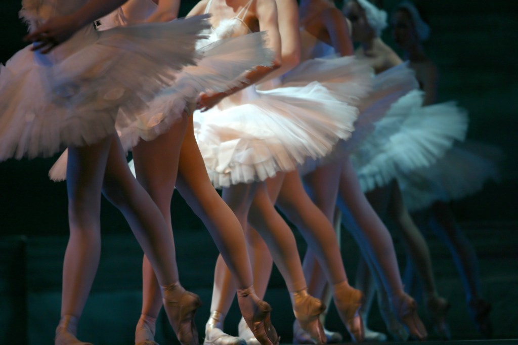 Perna de bailarinas usando sapatilhas de ponta