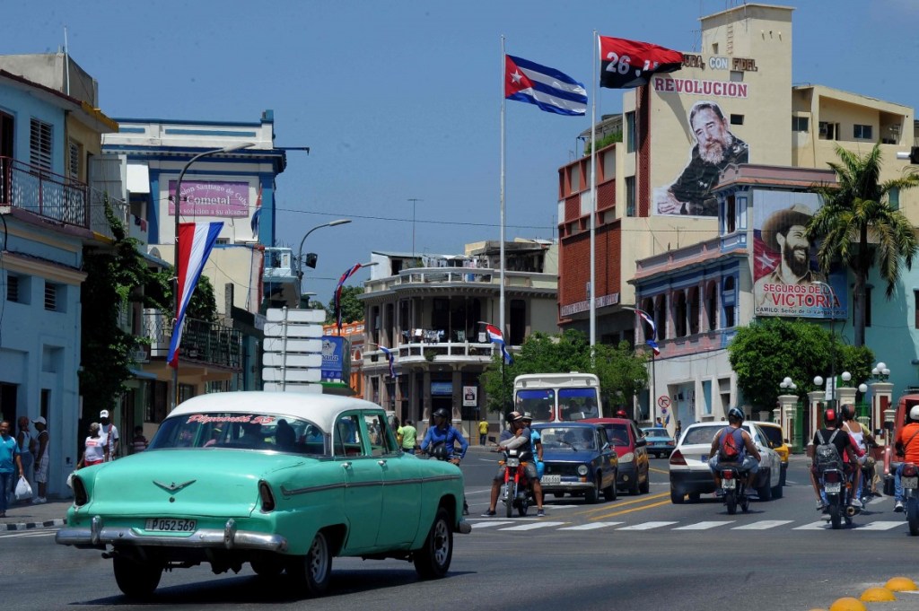 Nas ruas de Cuba se encontram carros antigos e imagens de Fidel Castro e Che Guevara