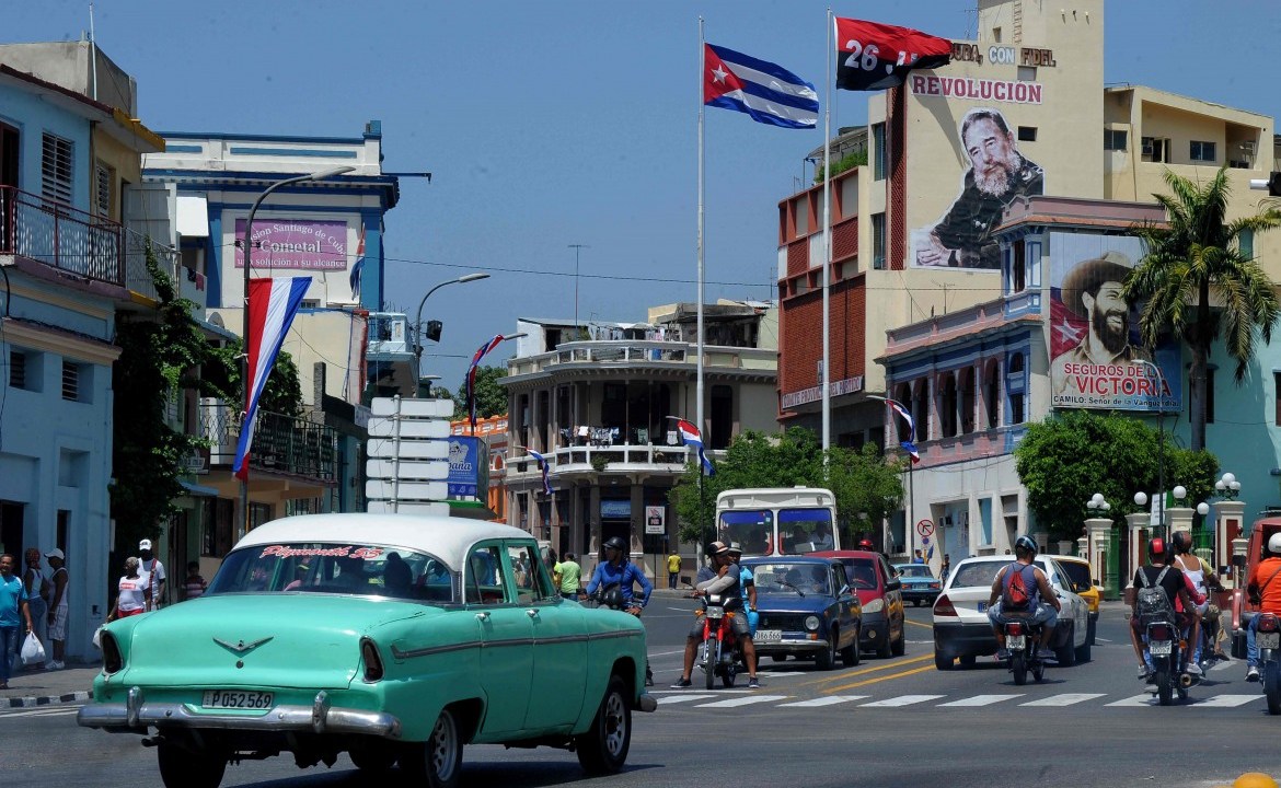 Nas ruas de Cuba se encontram carros antigos e imagens de Fidel Castro e Che Guevara