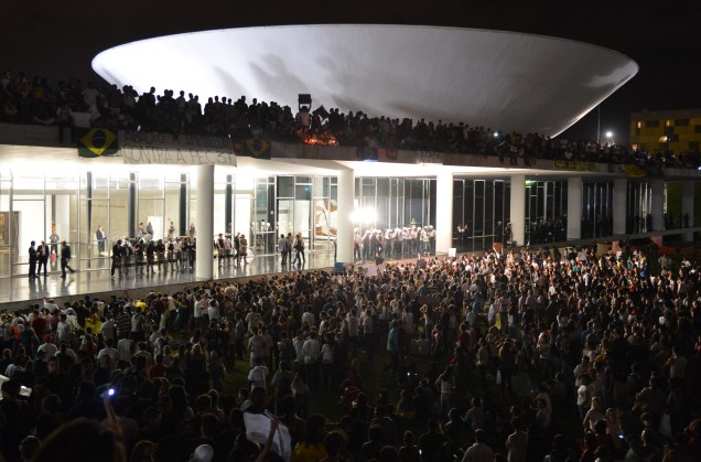 Manifestantes sobem no telhado do Congresso Nacional, em Brasília. O momento é considerado um dos mais marcantes da década. As reivindicações não se limitam mais ao transporte público 