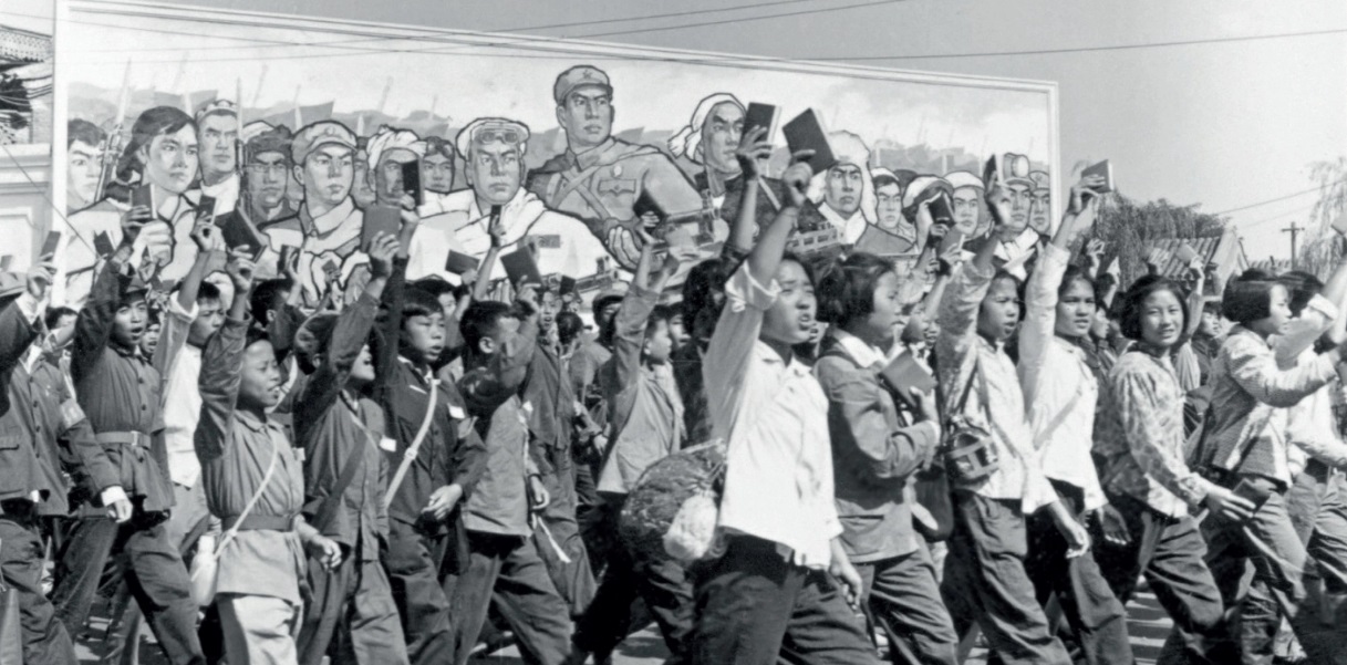 Revolução Cultural na China 1 Estudantes da Guarda Vermelha erguem cópias de O Pequeno Livro Vermelho de Mao Tsé-tung: culto ao líder provocou perseguições