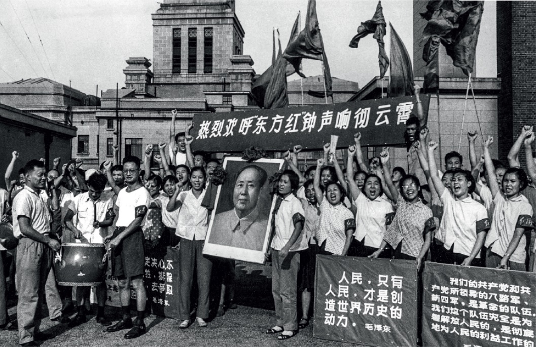 Culto à personalidade - Membros da Guarda Vermelha reverenciam a figura do líder chinês Mao Tsé-tung durante a Revolução Cultural.