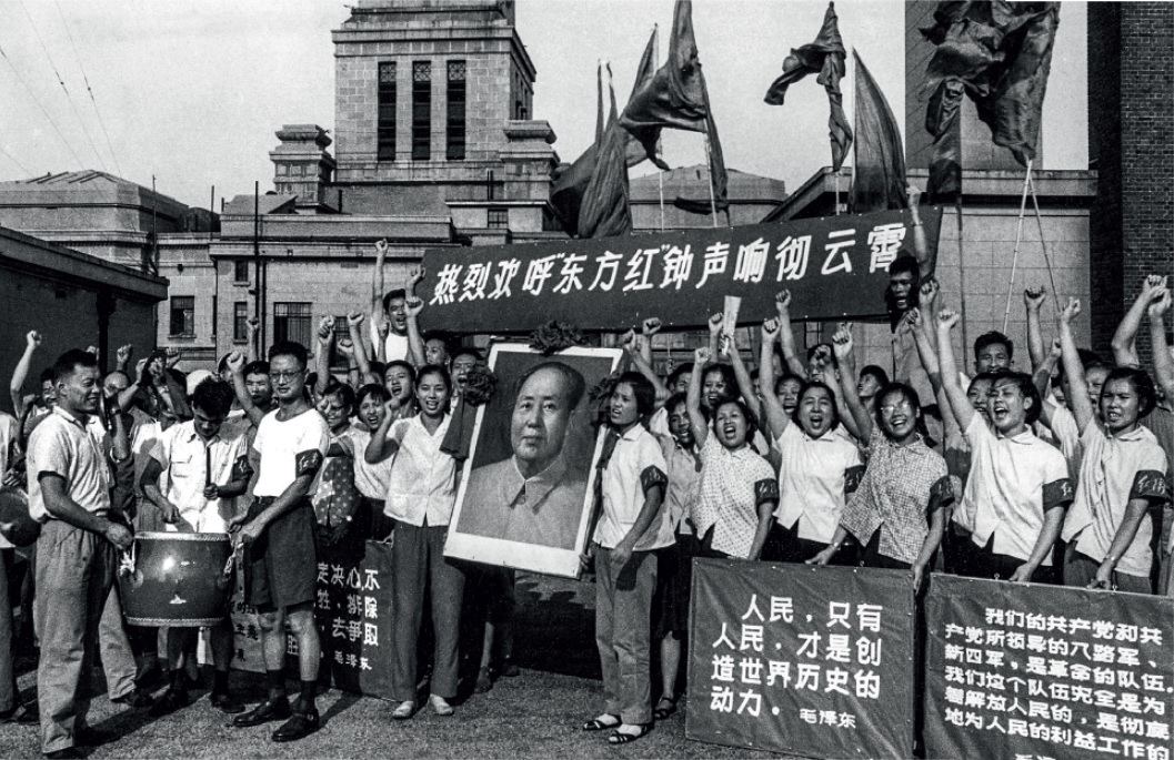Revolução Cultural na China Culto à personalidade - Membros da Guarda Vermelha reverenciam a figura do líder chinês Mao Tsé-tung durante a Revolução Cultural.