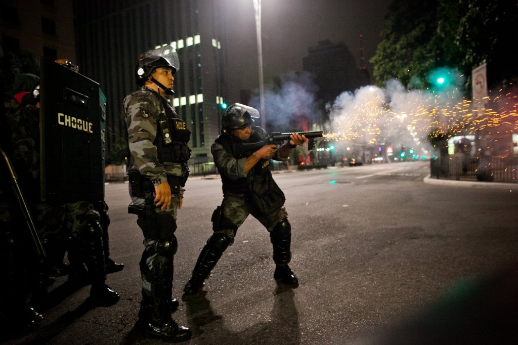 Polícia militar de São Paulo dispara bala de borracha contra manifestantes