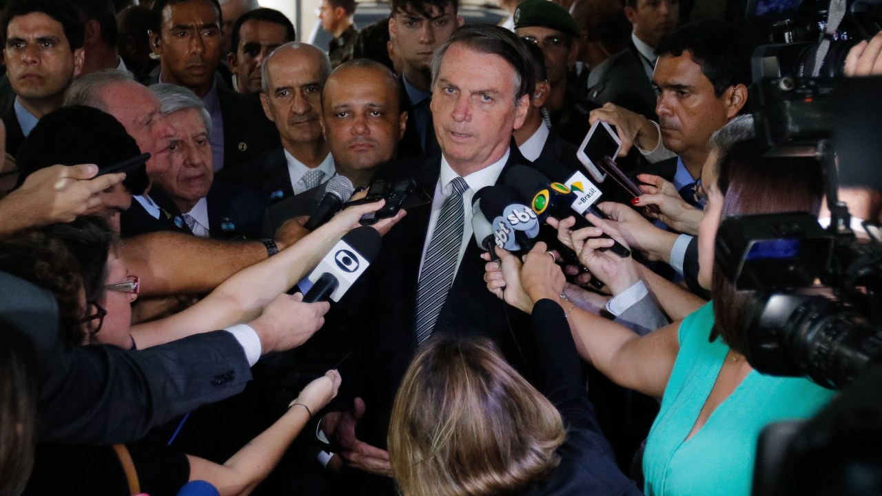 O presidente Jair Bolsonaro fala com repórteres em frente a Escola de Comando e Estado-Maior do Exército (ECEME), na Urca (RJ)