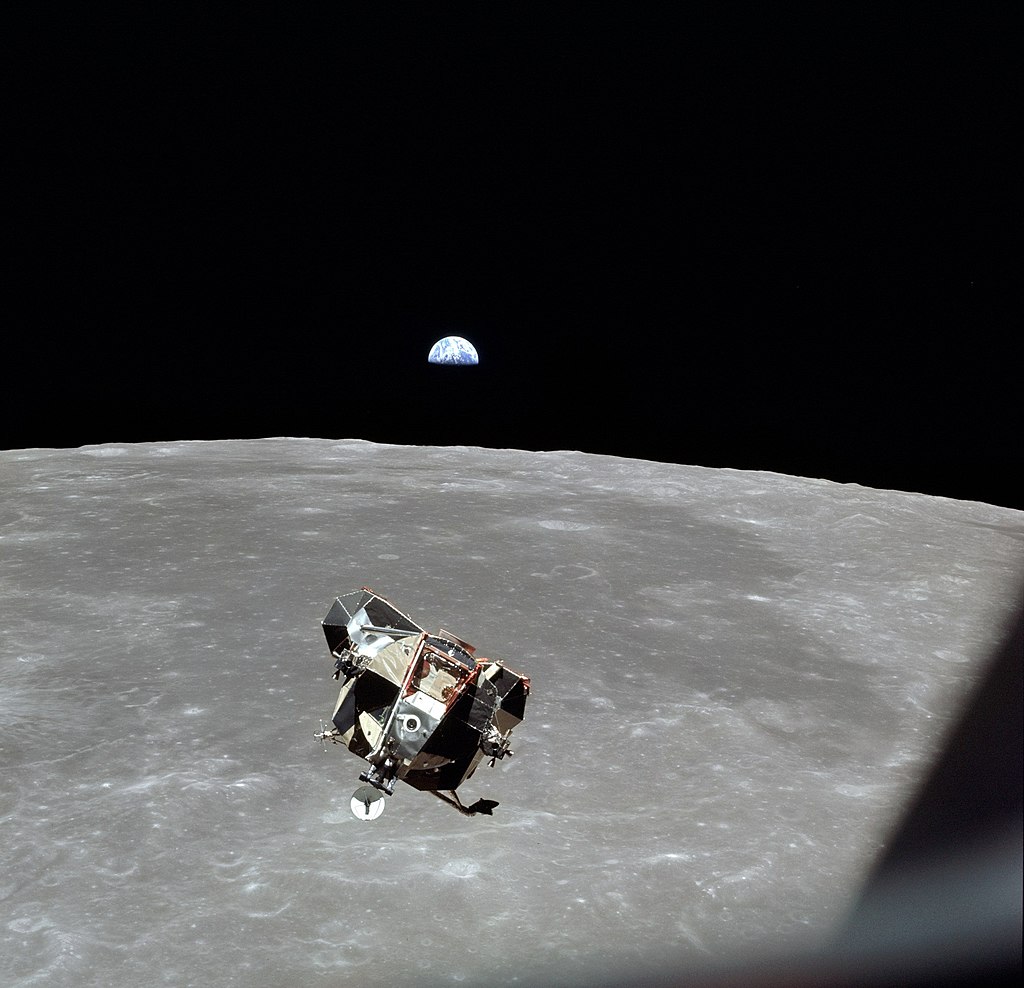 O Eagle voltando da superfície lunar.