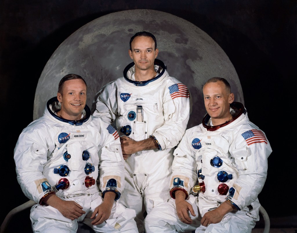 A tripulação da missão Apollo 11, da esquerda para a direita: Neil A. Armstrong, comandante; Michael Collins, piloto do módulo de comando; e Edwin E. Aldrin Jr., piloto do módulo lunar.