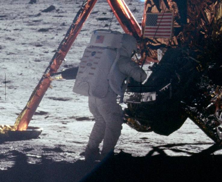 Armstrong trabalhando no Módulo Lunar.