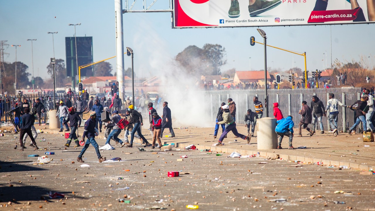 África do Sul - Saqueadores em Vosloorus atearam fogo em um shopping durante os protestos Pró-Zuma, em 13 de julho de 2021.