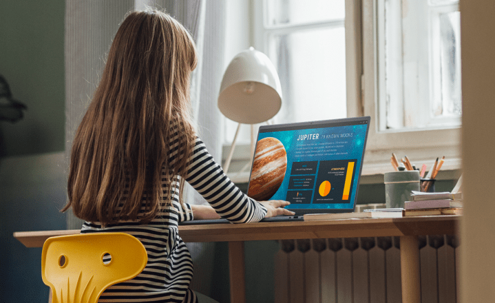 bebê menina pessoa jogo aprenda estudar notebook computador