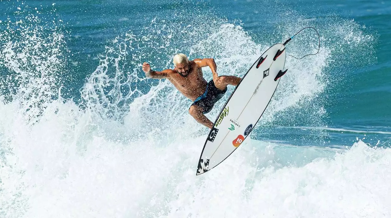 Ítalo Ferreira, primeiro campeão olímpico do surfe, começou a domar as ondas usando como prancha uma tampa de isopor da caixa térmica em que seu pai guardava os peixes que vendia.
