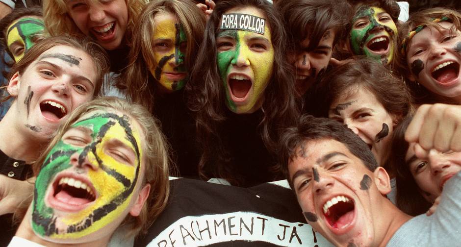 Jovens apelidados de caras pintadas foram às ruas pedir o impecheament de Fernando Collor Jovens apelidados de caras pintadas foram às ruas pedir o impecheament de Fernando Collor