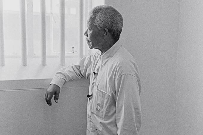 Mandela em sua cela - Ex-presidente e seus companheiros foram presos por sua participação no movimento contra o apartheid 