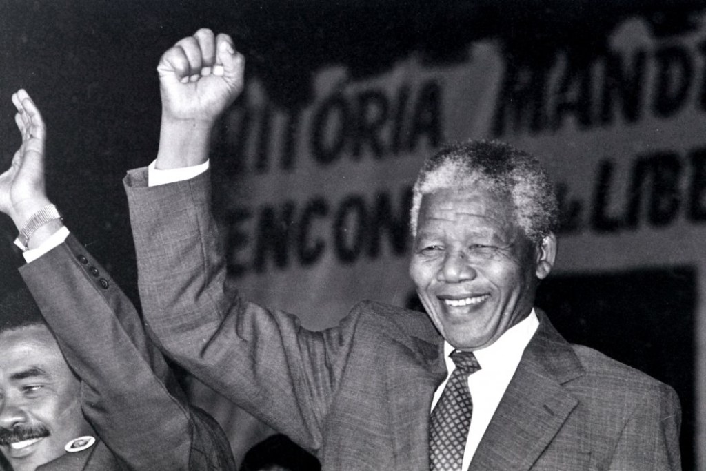 Nelson Mandela com o punho cerrado