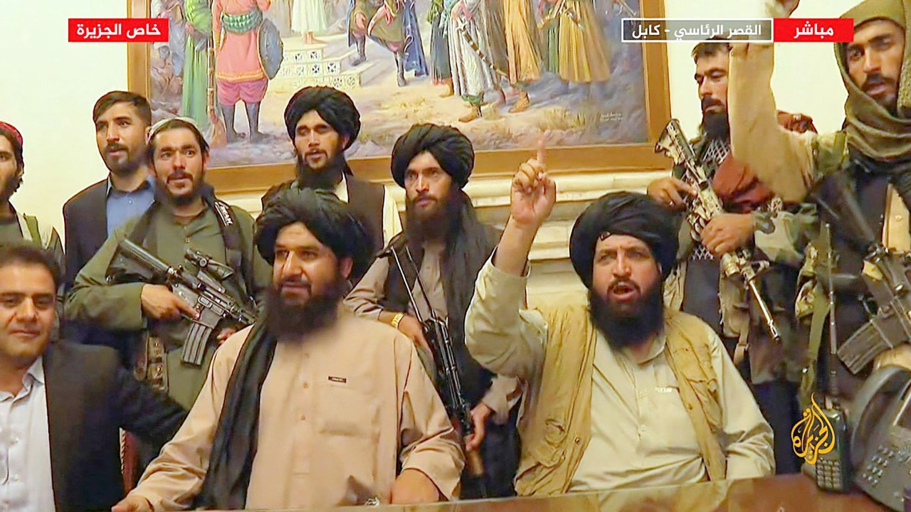 Grupo extremista Talibã volta ao poder no Afeganistão.