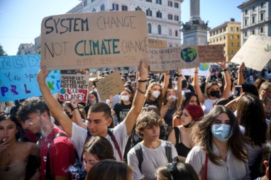 Jovens seguram cartazes e protestam nas ruas de Roma semanas antes da COP-26