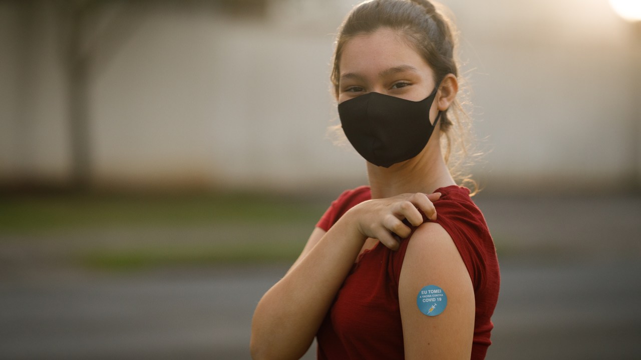 Jovem vacinada contra a covid-19 no Brasil