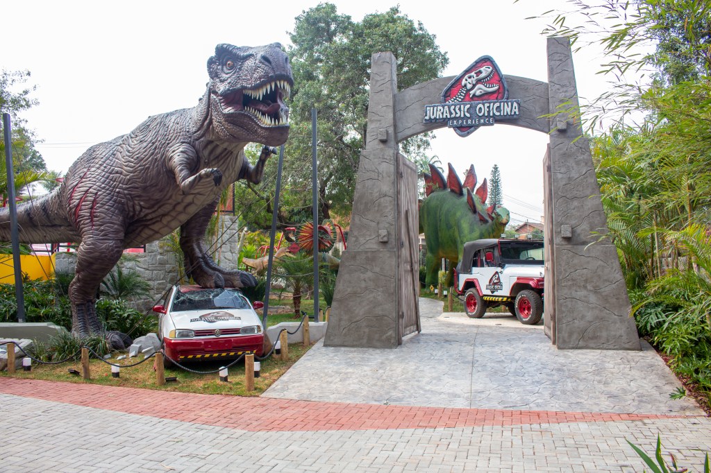 Escola inaugura parque de dinossauros para estudantes e comunidade